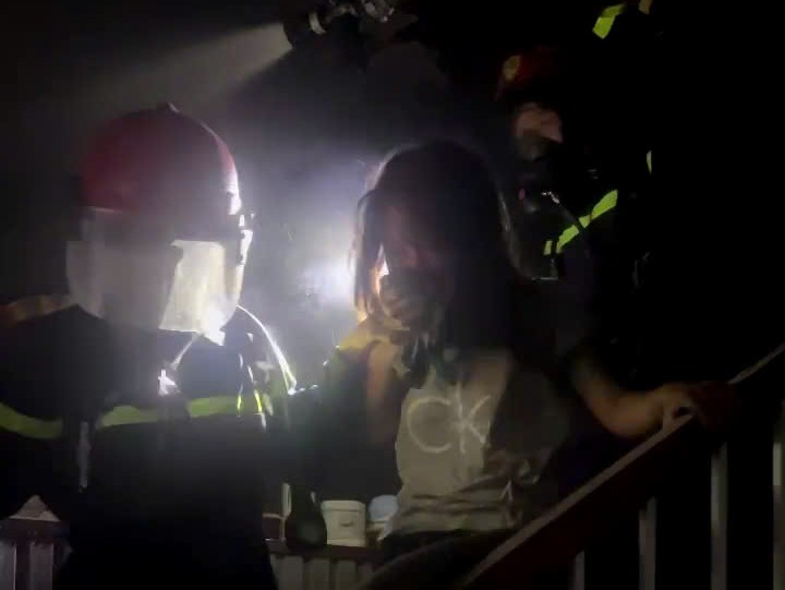 Cứu 2 người mắc kẹt trong vụ cháy nhà dân tại phường Vĩnh Niệm, quận Lê Chân